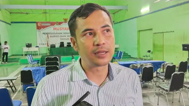 Kominioner KPUD Garut Dian Hasanudin, selepas pembacaan sidang gugatan dua bacalon pilkada Garut. (Liputan6.com/Jayadi Supriadin)