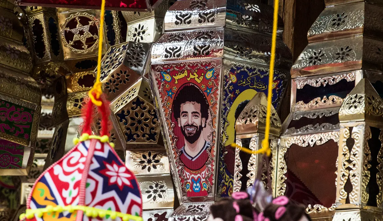 Pedagang menjual lentera Ramadan bergambar pemain Liverpool, Mohamed Salah di Kairo, 30 April 2018. Pemain tim nasional Mesir ini telah merebut hati rakyat Mesir sejak Oktober 2017, ketika Mesir dinyatakan lolos ke Piala Dunia 2018. (AFP/KHALED DESOUKI)