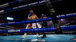 Konten kreator Codeblue (kiri) terkena pukulan dari Chef Arnlod dalam pertarungan tinju Holywings Sports Show (HSS) seri kelima di Indonesia Arena, Kompleks Stadion Utama Gelora Bung Karno, Senayan, pada Minggu (22/04/2024). (Bola.com/Bagaskara Lazuardi)