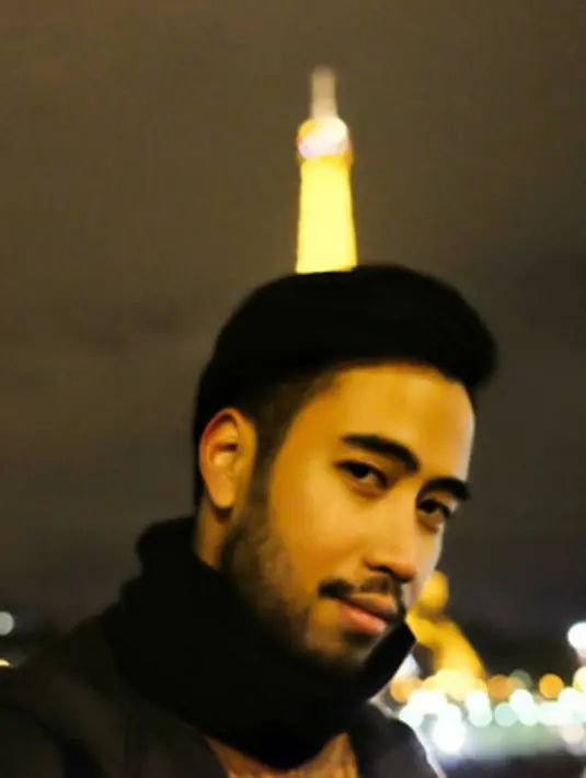 Vidi Aldiano sempat selfie didepan menara Eiffel, Paris. (viainstagram@vidialdiano/Bintang.com)