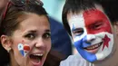Sepasang suporter Panama mendukung negaranya saat melawan Belgia pada laga grup G Piala Dunia di Stadion Fisht, Sochi, Senin (18/6/2018). Cerita sepenggal kisah romantis saat Piala Dunia 2018 Rusia. (AFP/Nelson Almeida)