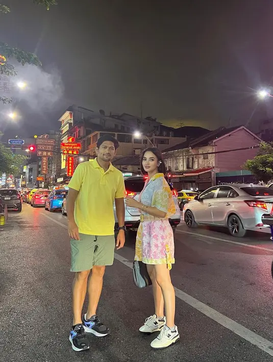 Dalam unggahan akun Instagramnya, aktris kelahiran 1981 ini tampak bertolak ke Thailand bersama dengan suaminya, Ibnu Jamil. Ririn Ekawati terlihat mengenakan set shirt dan short pants penuh warna dan motif serta belt, sepatu sneakers putih dan hand bag. (Instagram/ririnekawati)