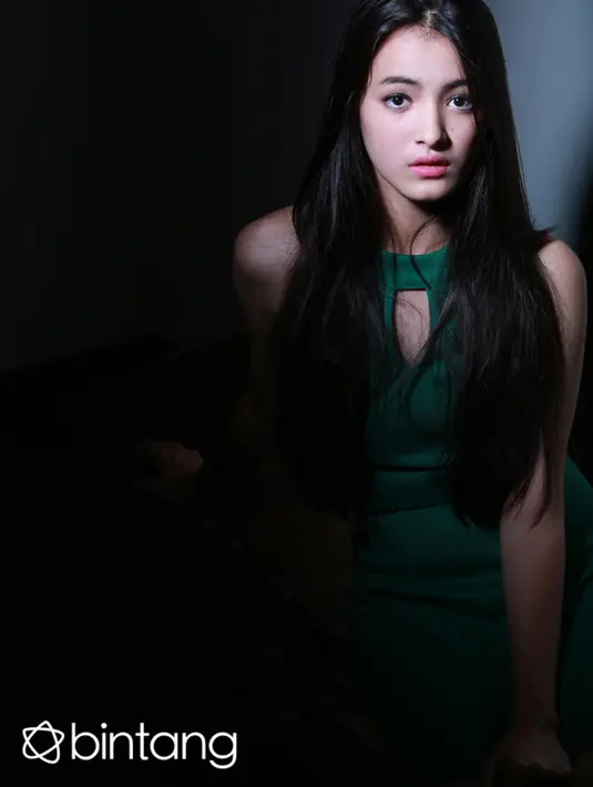 Mawar tak bisa menutupi kesedihannya karena merasa tertipu selama bertahun-tahun. Namun gadis berambut panjang ini tidak mau berlarut-larut dalam kesedihan meski dengan keadaan orangtua yang harus berpisah. (Fathan Rangkuti/Bintang.com)