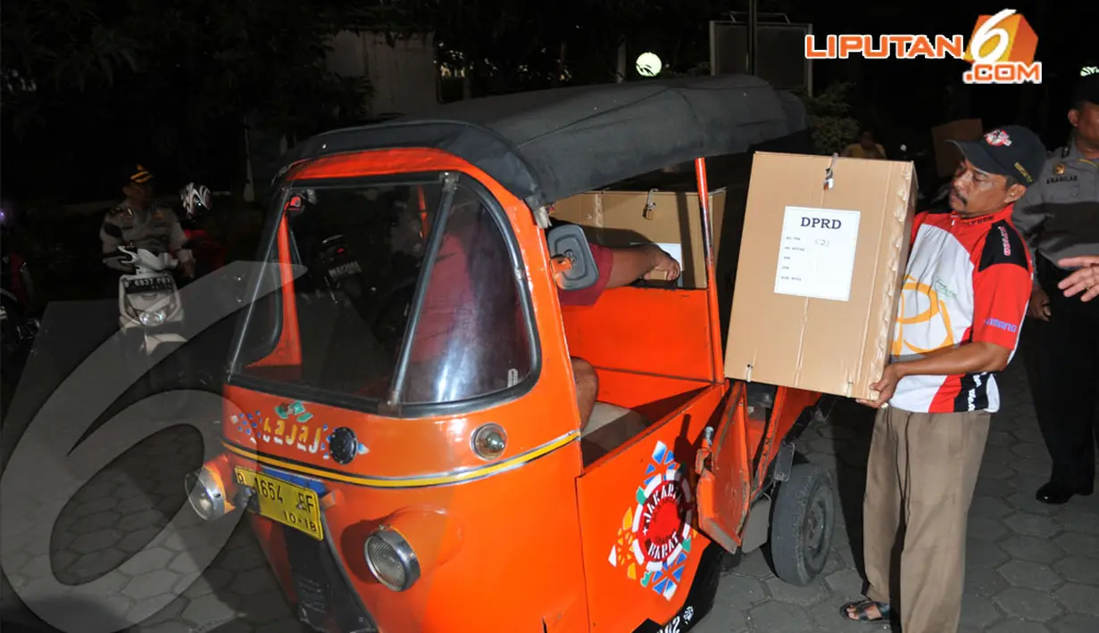Seorang petugas tampak memasukkan logistik pemilu ke dalam bajaj di Kelurahan Menteng Atas, Jakarta, Selasa (8/4/2014) (Liputan6.com/JohanTallo).