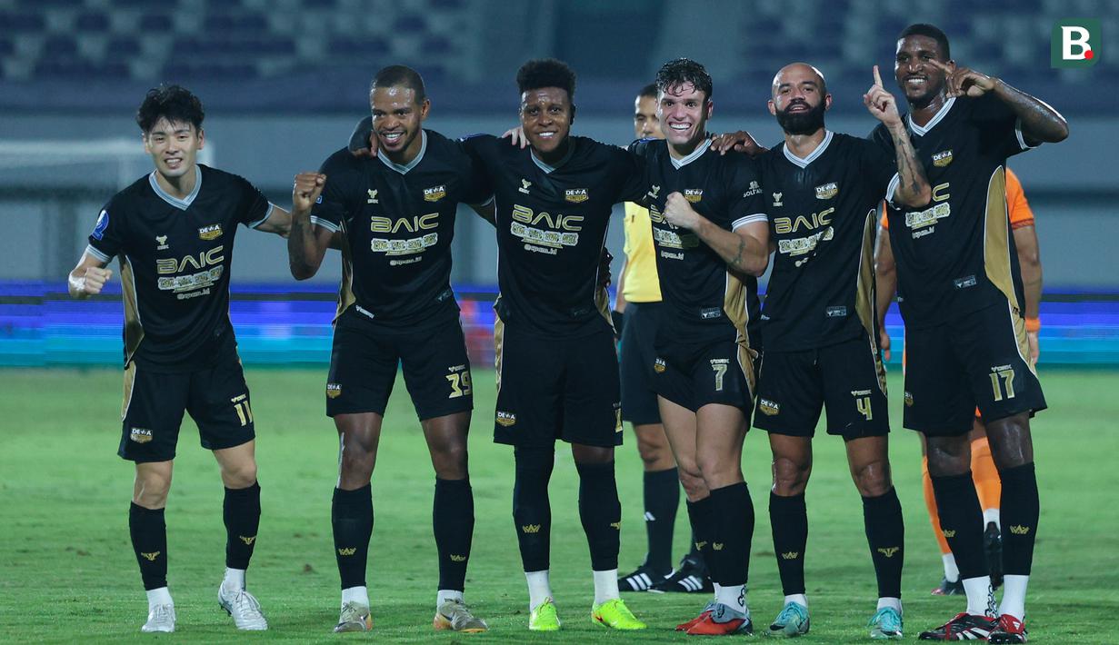 Pemain Dewa United merayakan gol yang dicetak oleh Alex Martins ke gawang Borneo FC dalam pekan ke-22 BRI Super League 2025/2026 di Stadion Indomilk Arena, Tangerang, pada Minggu (22/2/2026). (Bola.com/M Iqbal Ichsan)