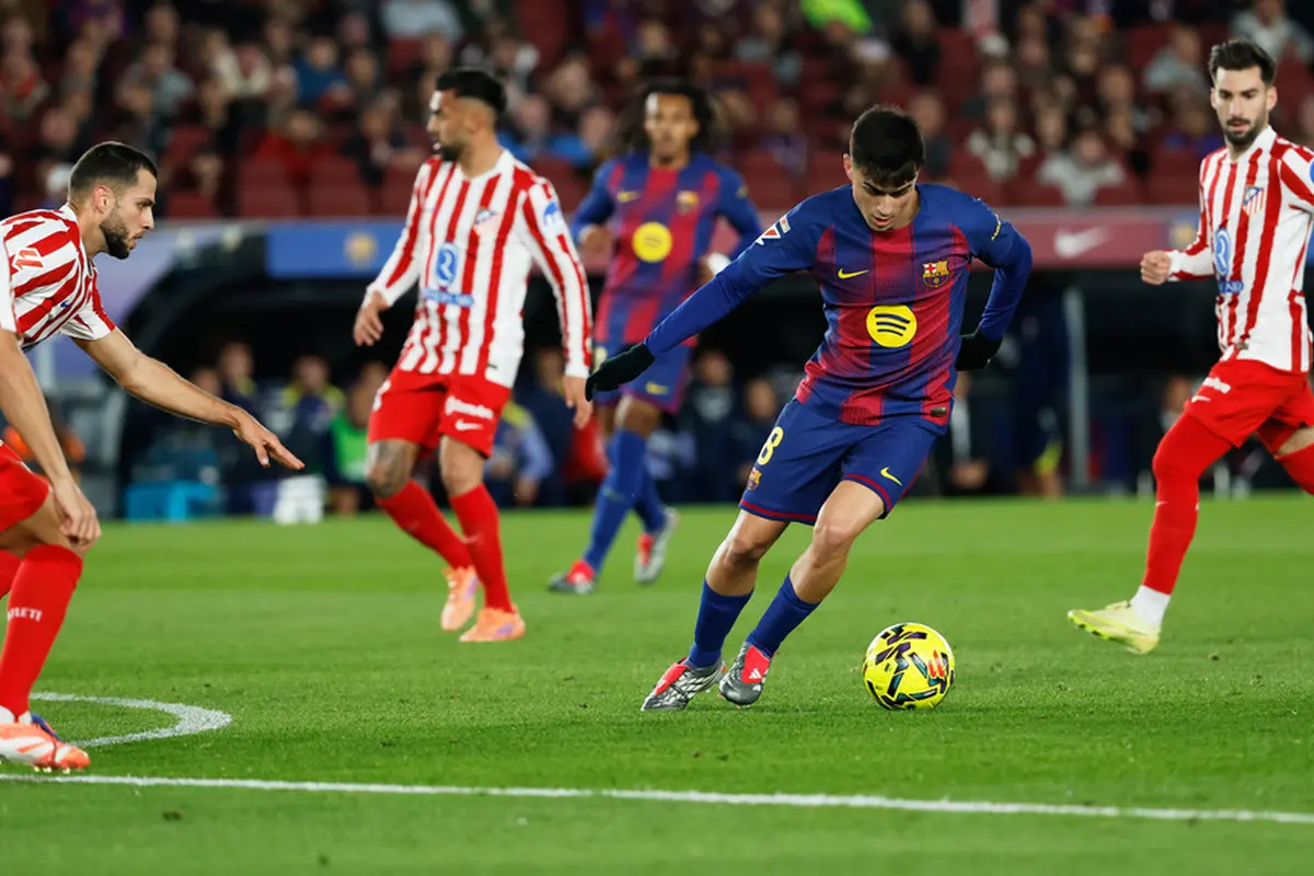 Pedri menggiring bola dalam laga La Liga antara Barcelona vs Atletico Madrid