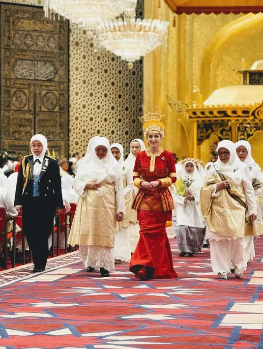 Setelah Baginda mengijinkan Pangeran 'Abdul Mateen meninggalkan Balai Singgahsana Indera Buana, dilanjutkan dengan sang mempelai wanita.