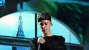 Dilaporkan juga saat itu, di kawasan klub malam tersebut, mobil Justin muncul dari area parker valet. Hal tu tentu berhasil menarik perhatian publik, di mana Justin mengenakan atasan hijau dan celana ripped jeans. (AFP/Bryan Bedder)