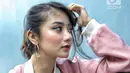 Penyanyi Ghea Youbi berpose saat ditemui di kawasan Tandean, Jakarta, Rabu (17/7). Ghea Youbi membantah jika lagunya yang berjudul "Gak Ada Waktu Beib" menjiplak lagu "Lagi Syantik" yang dinyanyikan Siti Badriah. (Liputan6.com/Faizal Fanani)