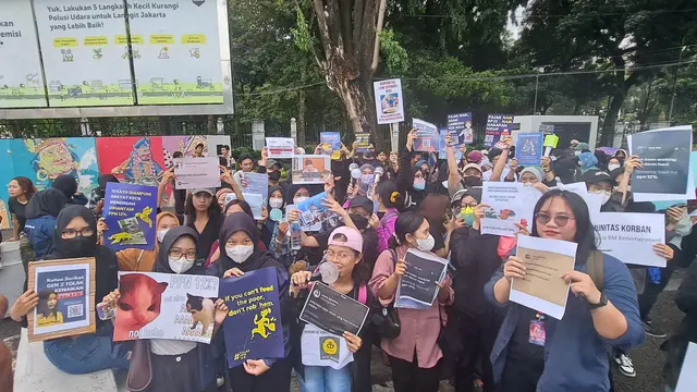 6 Potret K-Popers Demo Tolak Kenaikan PPN 12 Persen, Semua Fandom Bersatu