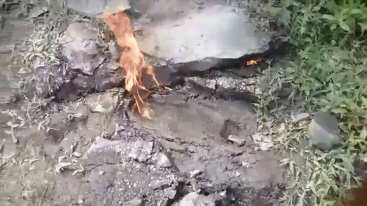 Retakan tanah longsor di Banjarnegara mengeluarkan api di Mojotengah, Banjarmangu, Banjarnegara. (Foto: Liputan6.com/Istimewa/Muhamad Ridlo)