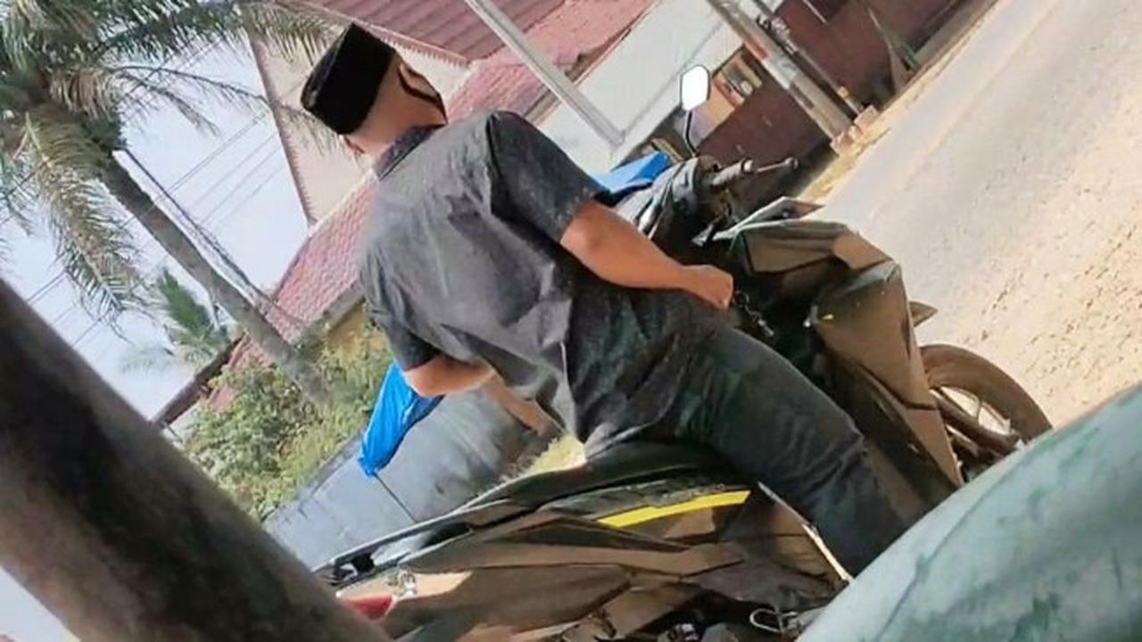 Pelaku eksibisionisme yang direkam oleh seorang perempuan di Kabupaten Rokan Hilir.