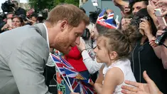 Pangeran Harry menyapa seorang bocah pemberi selamat di luar Kastil Windsor, Inggris, Jumat (18/5). Pangeran Harry dan Meghan Markle akan menikah pada 19 Mei 2018. (Ben Birchall/PA via AP)