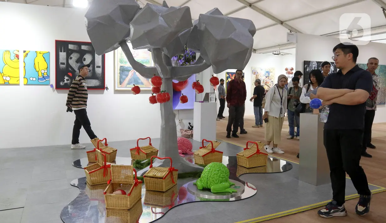 Pameran edisi keempat menghadirkan karya seni dari 25 galeri di Indonesia. (Liputan6.com/Herman Zakharia)