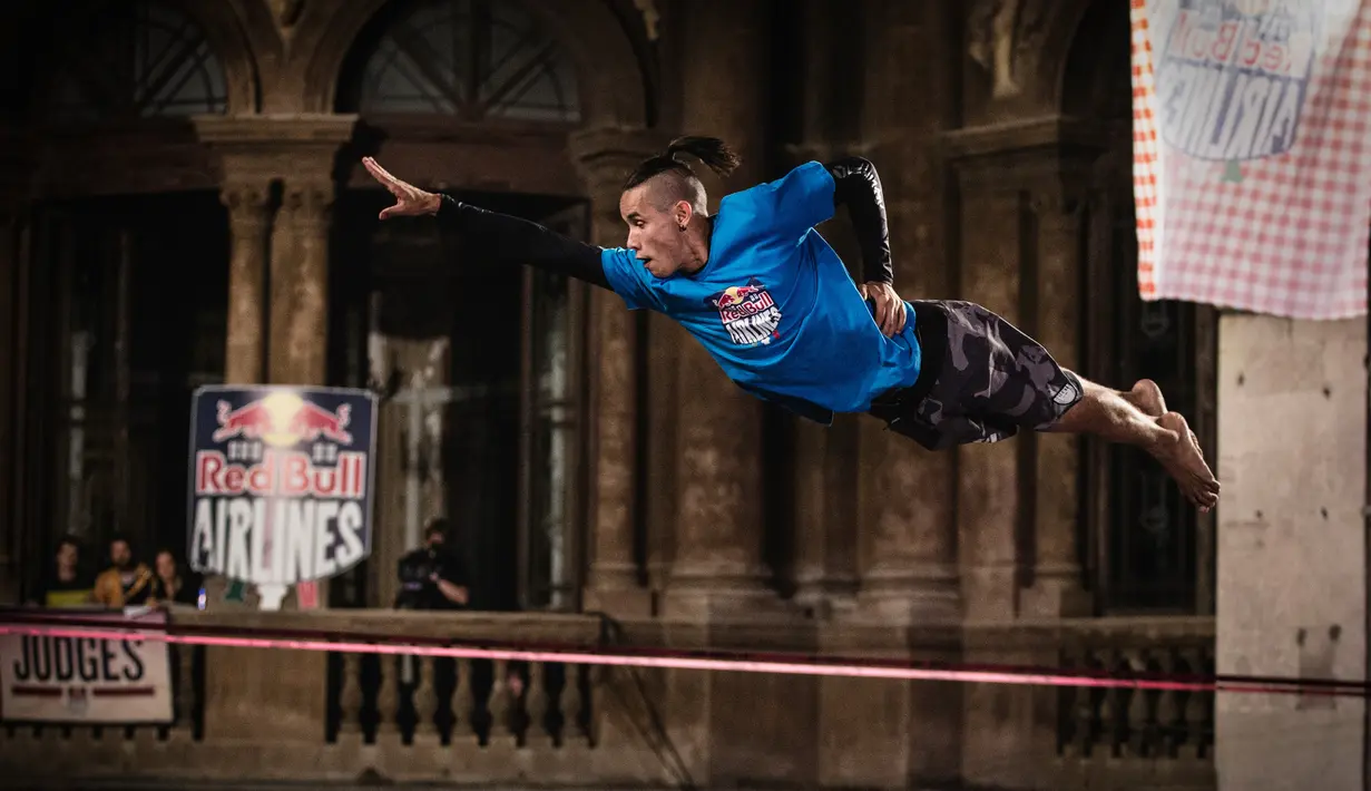 Peserta kompetisi slackline menunjukkan keahliannya saat Red Bull Airlines di Catania, Italia, Sabtu (8/10) Peserta tampil tanpa alat bantu pengaman di tubuhnya saat beraksi di kompetisi tersebut.(REUTERS)
