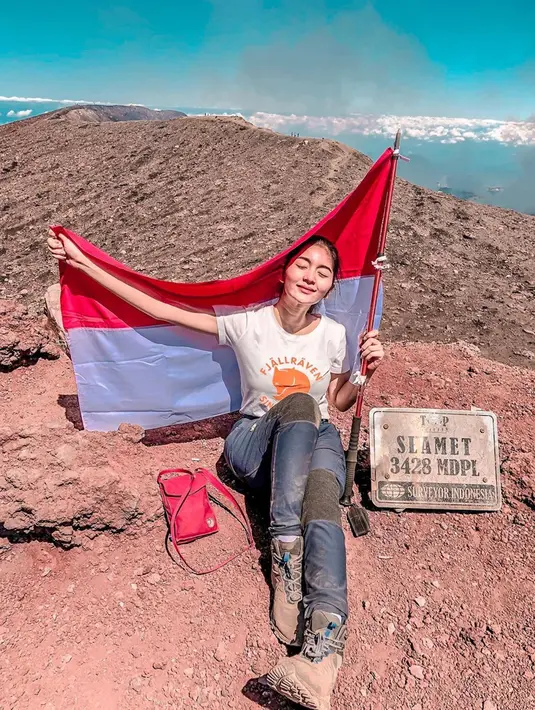 Momen mendaki gunung ini pun tak luput untuk diabadikannya dan diunggah dalam media sosial. Banyak netizen pun kagum dengan hobinya yang menantang tersebut, karena tidak banyak selebriti yang menyukainya. (Liputan6.com/IG/@debisagita)