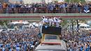 Pemain dan suporter Gremio merayakan keberhasilan meraih juara Copa Libertadores dengan pawai di Porto Alegre, Brasil, Kamis (30/11/2017). Gremio menjadi juara Copa Libertadores setelah mengalahkan Lanus dengan skor agregat 3-1. (AFP/Itamar Aguiar)