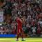 Penyerang Liverpool, Mohamed Salah, memberikan tepuk tangan kepada para suporter saat meninggalkan lapangan dalam kondisi cedera pada pertandingan Premier League Inggris antara Liverpool melawan Crystal Palace di Stadion Anfield, Liverpool, Inggris barat laut, pada 25 April 2026. (Paul ELLIS / AFP)