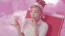 Music video yang fun diimbangi dengan koreoagrafi yang terkesan santai tapi tetap enak dipandang. Gaya effortless ini justru bisa terasa menyatu dengan lagunya. (YouTube SMTOWN)