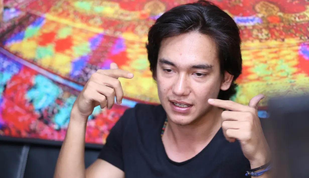 "Hal-hal yang kaya gitu gue ambil-ambil dari memori gue, temen-temen gue dan mantan-mantan gue, jadi bisa melakukan adegan ini," kata Adipati Dolken. (Adrian Putra/Bintang.com)
