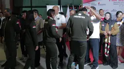 Para atlet mendapat kalung bunga saat acara penyambutan atlet SEA Games 2025 di Bandara Soekarno-Hatta, Tangerang, Selasa (16/12/2025). (Bola.com/M Iqbal Ichsan)
