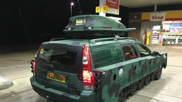 Volvo V70 berwujud tank.