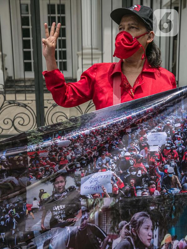 Seorang pengunjuk rasa mengangkat tiga jari saat aksi solidaritas di depan Kedubes Myanmar, Jakarta, Rabu (10/3/2021). Dalam aksi solidaritas tersebut massa mengutuk keras atas kudeta militer dan mendesak penegakan demokrasi serta perlindungan HAM di Myanmar. (Liputan6.com/Faizal Fanani)