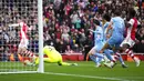 Penjaga gawang Manchester City Ederson (tengah) berebut bola dengan pemain Arsenal Martin Odegaard (kiri) pada pertandingan sepak bola Liga Inggris di Stadion Emirates, London, Inggris, 1 Januari 2022. Manchester City menang 2-1. (AP Photo/Matt Dunham)
