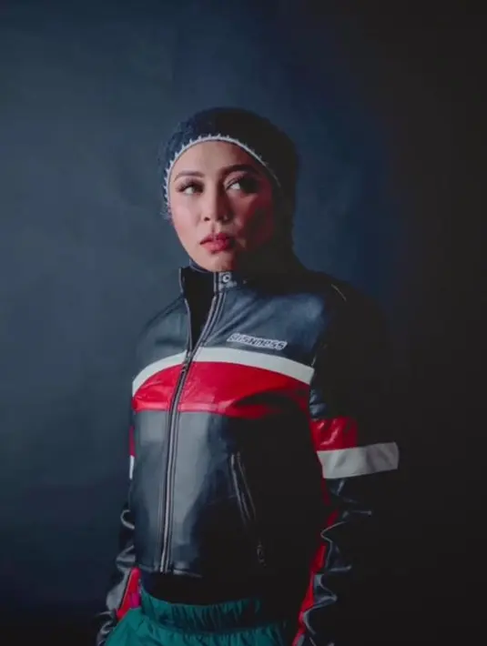 Dengan tubuhnya yang makin ramping, kini ia semakin bisa mengeksplorasi gaya berpakaian.