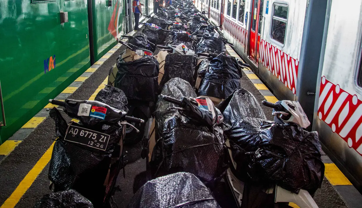 Sebelumnya diketahui, program Angkutan Motor Gratis dengan Kereta Api (Motis) yang diselenggarakan Kementerian Perhubungan memberangkatkan pemudik beserta kendaraannya dari Stasiun Pasar Senen, Jakarta, menuju Stasiun Lempuyangan, Yogyakarta, pada Jumat (13/3/2026). Tampak dalam foto, sepeda motor yang dibungkus terlihat di peron setelah diturunkan dari gerbong barang kereta api di stasiun kereta api Lempuyangan, Yogyakarta pada 14 Maret 2026. (DEVI RAHMAN/AFP)