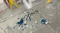 Patung balon anjing biru karya Jeff Koons pecah berkeping-keping setelah tidak sengaja dijatuhkan seorang pengunjung pada Kamis (16/2/2023). (Dok.&nbsp;Bel-Air Fine Art Contemporary Art Galleries)