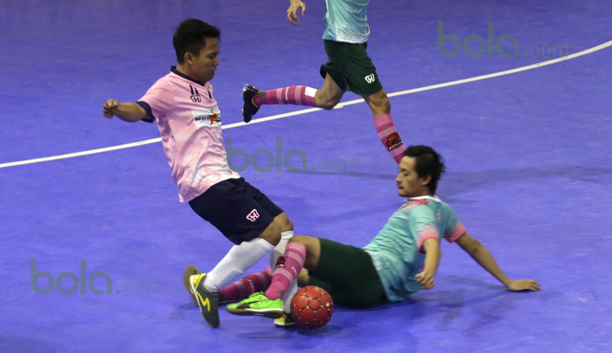 Pemain WPK MBU, Eden Kaesar Kana (kiri), berebut bola dengan pemain Pinky Boys, Fajar Ariansyah, dalam laga Seri III Grup B Wilayah Timur Pro Futsal League 2016 di GOR 17 Desember, Mataram, NTB, Minggu (13/3/2016). (Bola.com/Arief Bagus)