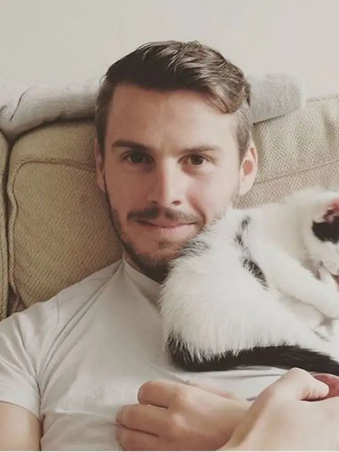 Bagaimana Jadinya Jika Cowok Kece Berfoto dengan Kucing Mereka?