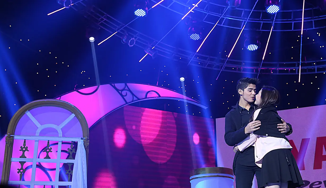 Aksi Aliando Syarief dan Prilly Latuconsina di atas panggung (Galih W Satria/Bintang.com)