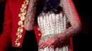 Dalam penampilannya itu, Isyana mengenakan gaun bernuansa etnik yang sesuai dengan tema ulang tahun Indosiar kali ini. Yang kebetulan, Isyana juga pecinta etnik dan warna gelap. (Andy Masela/Bintang.com)