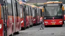 Penarikan puluhan bus ini pasca insiden terbakarnya salah satu unit bus tersebut di halte Al-Azhar, Jakarta Selatan beberapa waktu lalu, Jakarta, (3/9/14). (Liputan6.com/Miftahul Hayat)