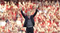 Arsene Wenger melambaikan tangan untuk fans pada laga terakhir tuan rumah di markas Arsenal Emirates Stadium, London, (6/5/2018). Arsene Wegner mengumumkan mundur sebagai pelatih setelah 22 tahun bersama Arsenal. (AP/Matt Dunham)