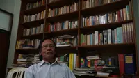 Mamat Sasmita (69), pendiri dan pemilik Rumah Baca Buku Sunda Jeung Sajabana. Rumah baca yang berada di Kota Bandung ini menyediakan buku berbahasa Sunda dan bahasa Inggris serta Belanda. (Liputan6.com/Huyogo Simbolon)