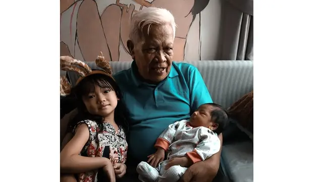 6 Potret Anak Kedua Tantri Kotak yang Terkena Bronkopneumonia, Jalani Perawatan Intensif