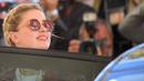 Aktris AS Amber Heard masuk ke dalam mobil saat tiba untuk menghadiri malam pembukaan Festival Film Cannes ke-72 di Prancis (13/5/2019). Mantan istri Johnny Depp ini tampil gaya dengan kaos putih, skinny jeans dan jaket multi-warna, dihiasi dengan jumbai berbulu.
(AFP Photo/Loic Venance)