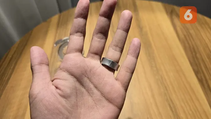 <p>Samsung Galaxy Ring ketika dipakai di jari. Pengguna harus menempatkan garis kecil yang ada di belakang Ring di sisi bawah jari agar bisa mengukur berbagai metrik dengan baik. (Liputan6.com/ Agustin Setyo Wardani)</p>