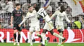 Gelandang Real Madrid, Federico Valverde (kedua kiri) merayakan golnya bersama  Antonio Rudiger saat pertandingan sepak bola leg pertama perempat final Liga Champions melawan Manchester City di Stadion Santiago Bernabeu, Madrid pada 9 April 2024. (JAVIER SORIANO/AFP)