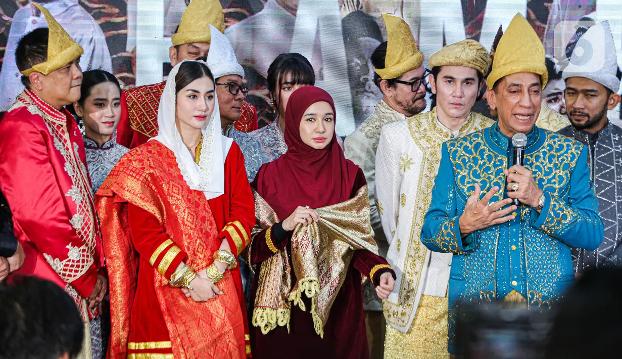 Novita tampak anggun dan cantik mengenakan baju juga aksesorisnya dan hijab khas adat Minang dengan nuansa warna merah dan emas. (Liputan6.com/Faizal Fanani)