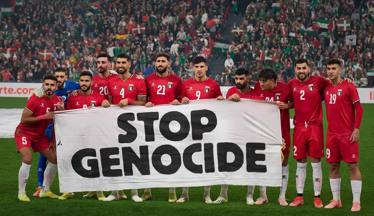 Berdasar data yang dirilis Kementerian Kesehatan Gaza, hingga pertengahan November 2025, jumlah korban tewas akibat konflik di Gaza sejak 7 Oktober 2023 telah mencapai lebih dari 69.176 jiwa, dengan puluhan ribu lainnya terluka. Tampak dalam foto, pemain Palestina berpose untuk foto sebelum pertandingan persahabatan melawan pemain Spanyol dari Basque Country, yang diadakan sebagai protes terhadap aksi militer Israel di Gaza, di Bilbao, Spanyol, Sabtu,15 November 2025. (AP Photo/Miguel Oses)
