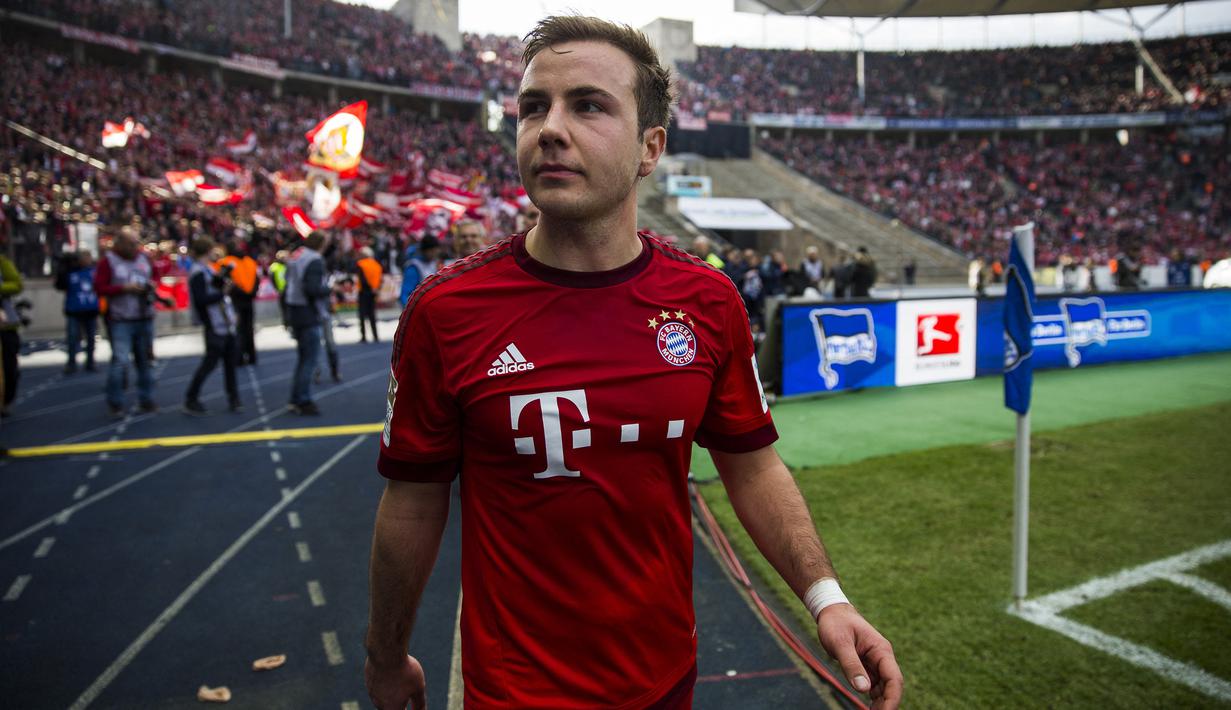 Gelandang Bayern Munchen, Mario Gotze meninggalkan lapangan setelah berakhirnya laga Liga Jerman 2015/2016 menghadapi Hertha Berlin di Olympic Stadium, Berlin (23/4/2016). Mario Gotze sempat membela Bayern Munchen selama 3 musim mulai 2013/2014 hingga 2015/2016. Pada musim ketiganya ia mulai tak kerasan akibat sering dicadangkan Pep Guardiola. Uniknya, keduanya cabut berbarengan dari Bayern Munchen pada awal musim 2016/2017. (AFP/Odd Andersen)