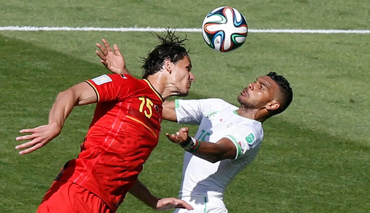 Perebutan bola antara Daniel Van Buyten (Belgia - kiri) dan Al Arabi Soudani (Aljazair) saat berlaga di penyisihan Piala Dunia Grup H di Stadion Mineirao, Belo Horizonte, Brasil, (17/6/2014). (REUTERS/Leonhard Foeger)