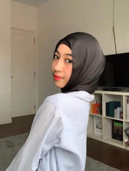 Adiba Khanza juga tampaknya senang dengan gaya serba hitam. Melalui foto-foto yang diunggahnya di akun Instagramnya, Adiba seringkali tampak mengenakan outfit serba hitam dengan padu padan yang simpel namun manis. [Foto: Instagram/adiba.knza]