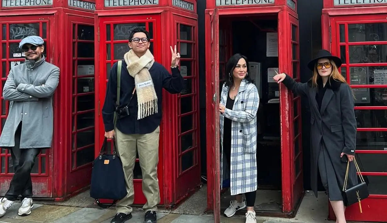 Penampilan keluarga selebriti ini saat berada di Inggris pun tak lepas dari sorotan. Pasalnya, Ferry Salim dengan istri dan anak-anaknya tampak tampil menawan dan stylish. (Liputan6.com/IG/@merrysal1m)