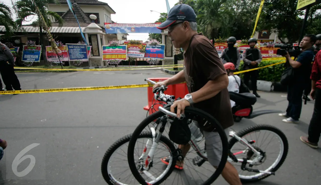 Warga melintas didepan Mapolresta Solo pasca ledakan bom bunuh diri, Solo, Jawa Tengah, (5/7). Teroris meledakkan bom bunuh diri di depan Sentra Pelayanan Kepolisian Terpadu Kepolisian Mapolresta Solo, Jawa Tengah. (Boy Harjanto)