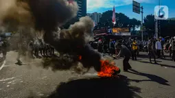Massa membakar sejumlah ban, banner hingga sampah di sekitaran bundaran. (merdeka.com/Arie Basuki)